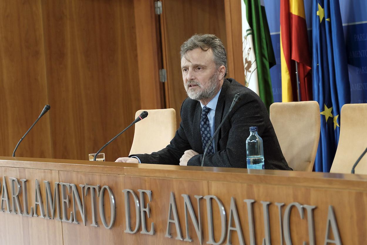 El portavoz socialista José Fiscal, en rueda de prensa.