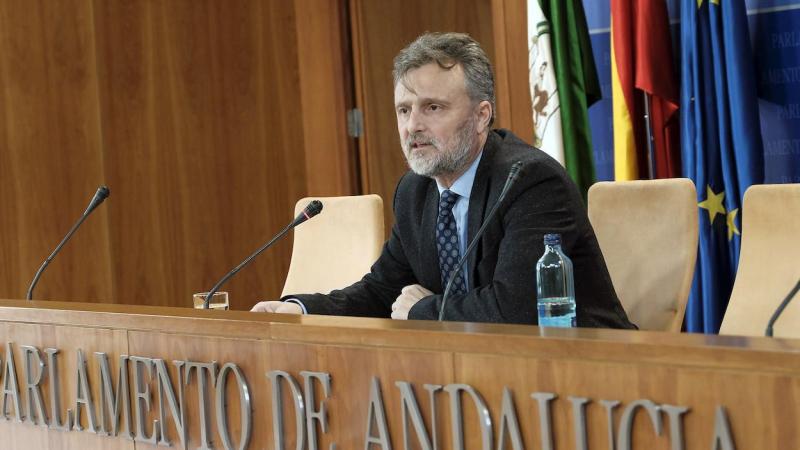 El portavoz socialista José Fiscal, en rueda de prensa.