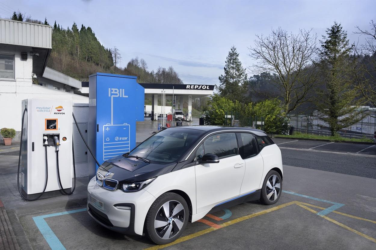 La primera estación de recarga para vehículos eléctricos con almacenamiento de energía de Repsol e IBIL