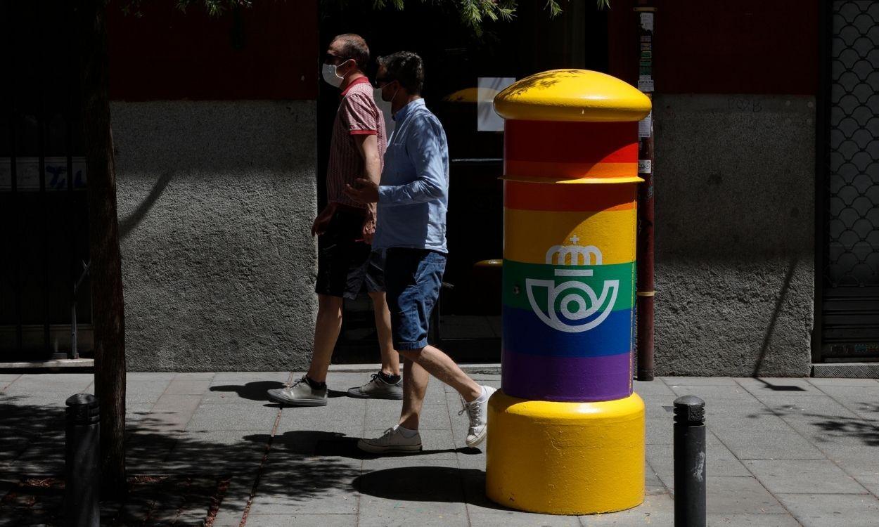 Buzón decorado con la campaña a favor del colectivo LGTBI