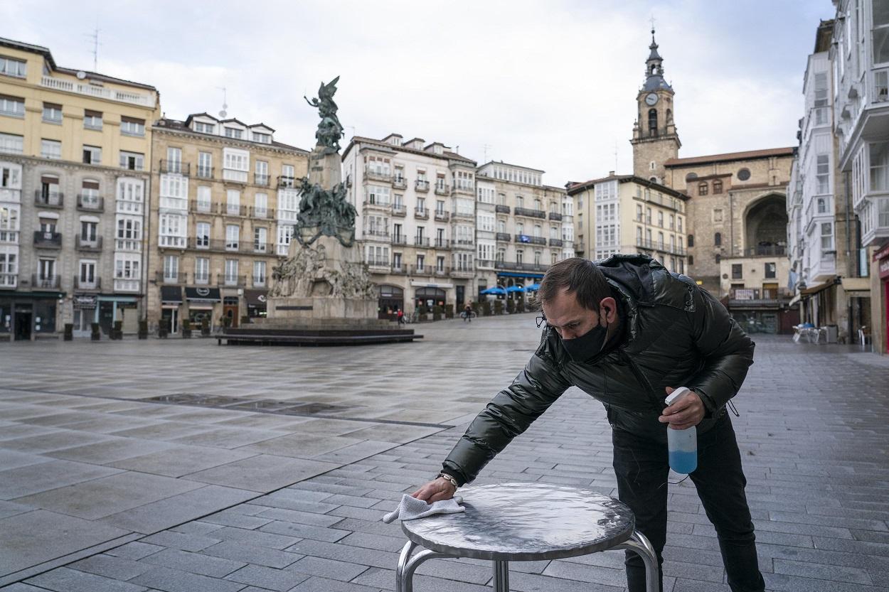 Un camarero limpia una mesa en Euskadi. EP