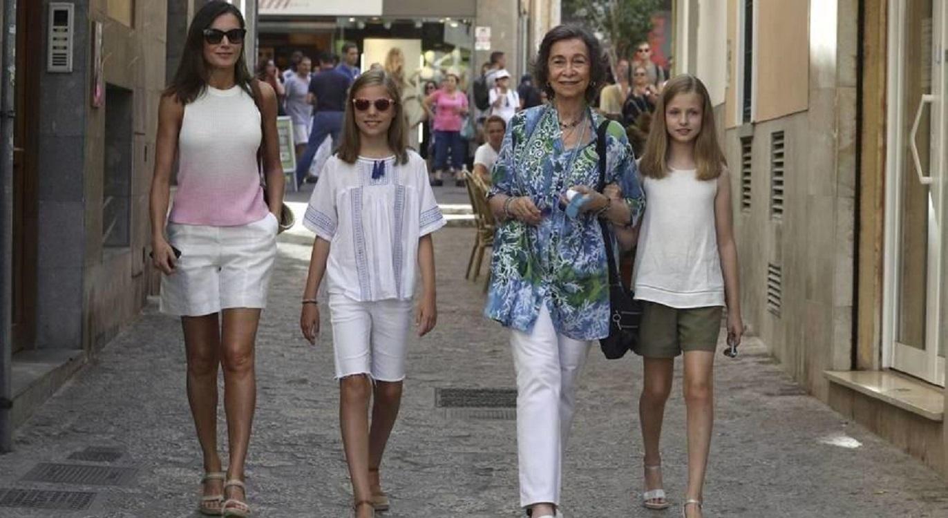 La Reina Letizia con sus hijas la princesa Leonor y la infanta Sofía en compañia de la Reina Sofía