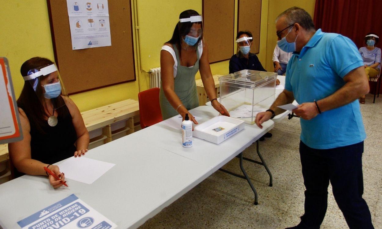 Un ciudadano deposita su voto en una urna durante la jornada electoral en Galicia. Europa Press