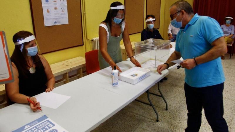 Un ciudadano deposita su voto en una urna durante la jornada electoral en Galicia. Europa Press