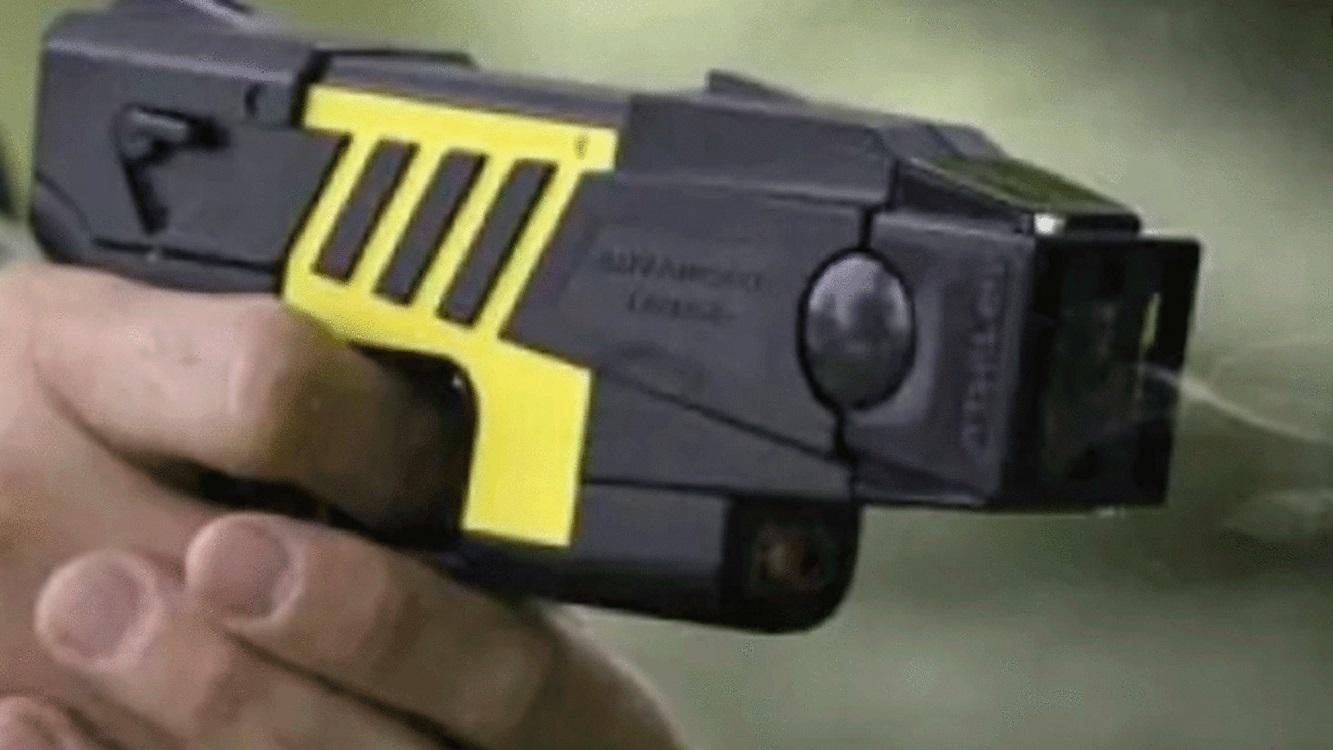 Qué es una pistola táser, el arma que tendrá la Policía Nacional, y cómo  funciona?
