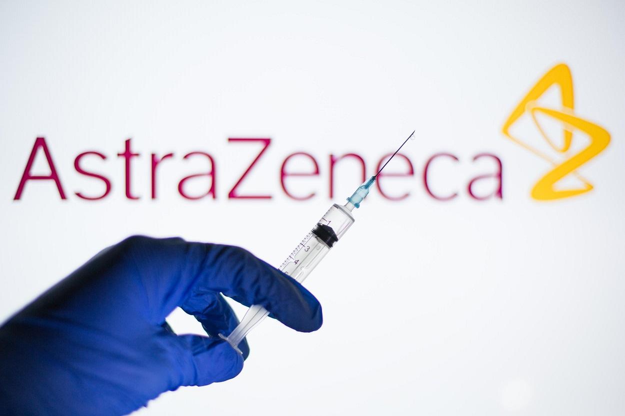 Una persona sujetando una vacuna de Astrazeneca. Fuente: Europa Press.