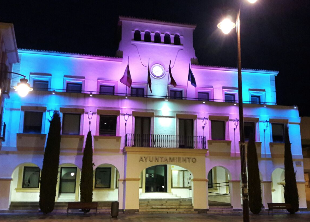 El Ayuntamiento de San Sebastián de los Reyes iluminado con los colores de la bandera transexual.