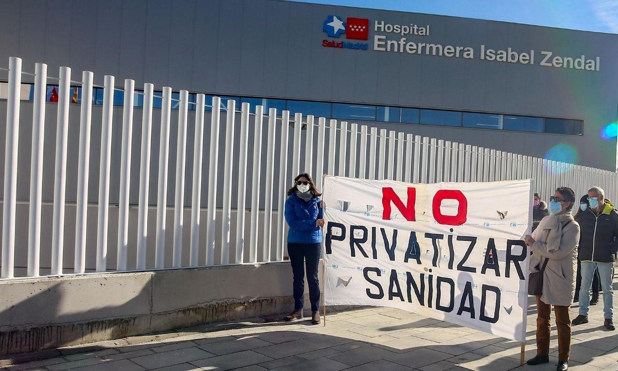 Un grupo de sanitarios protesta contra el Gobierno de Ayuso a las puertas del Zendal. EP
