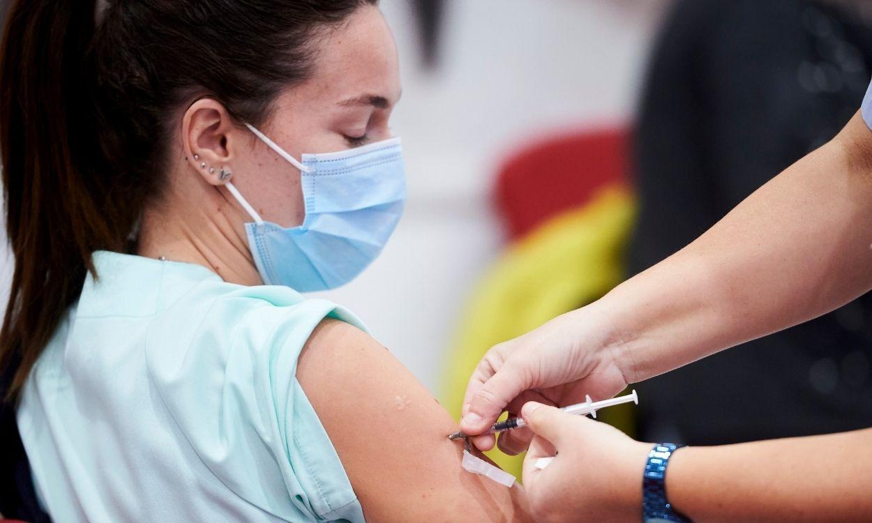 Una sanitaria recibe su dosis de vacuna en un hospital. EP