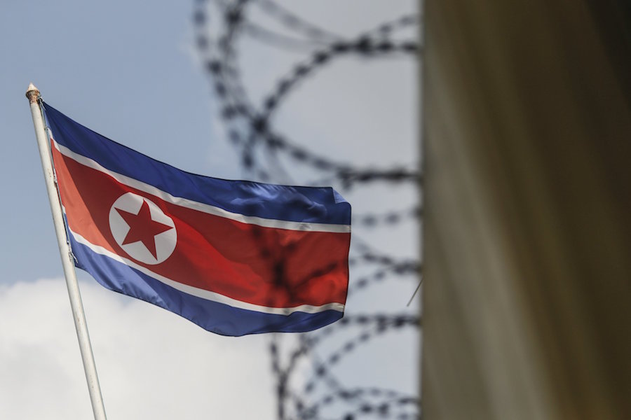 Fotografía de archivo del 14 de marzo de 2017 que muestra la bandera de Corea del Norte mientras ondea en la embajada del país en Kuala Lumpur (Malasia). 