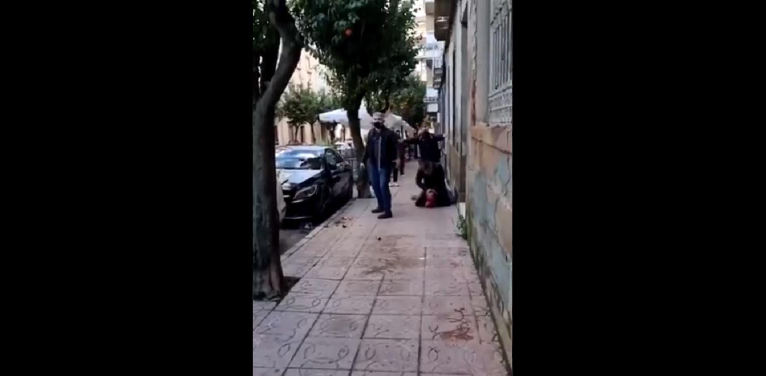 VÍDEO: Dos policías agreden brutalmente a un padre ante la mirada de su hija de 14 años en Linares. Fuente: Twitter.