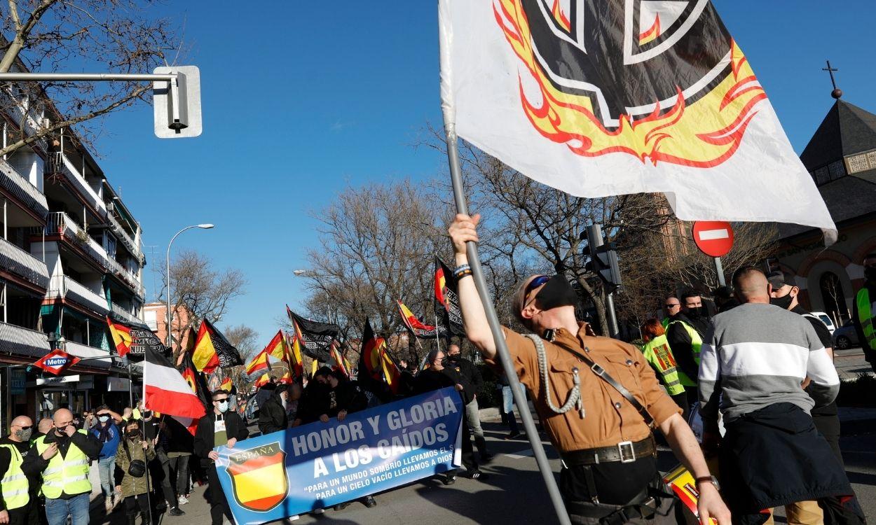 Varias personas participan en una marcha neonazi en Madrid (España), a 13 de febrero de 2021. Convocada por el colectivo Juventud Patriota, esta marcha ha partido desde el Metro Ascao y ha finalizado en el cementerio de Nuestra Señora de la Almudena.