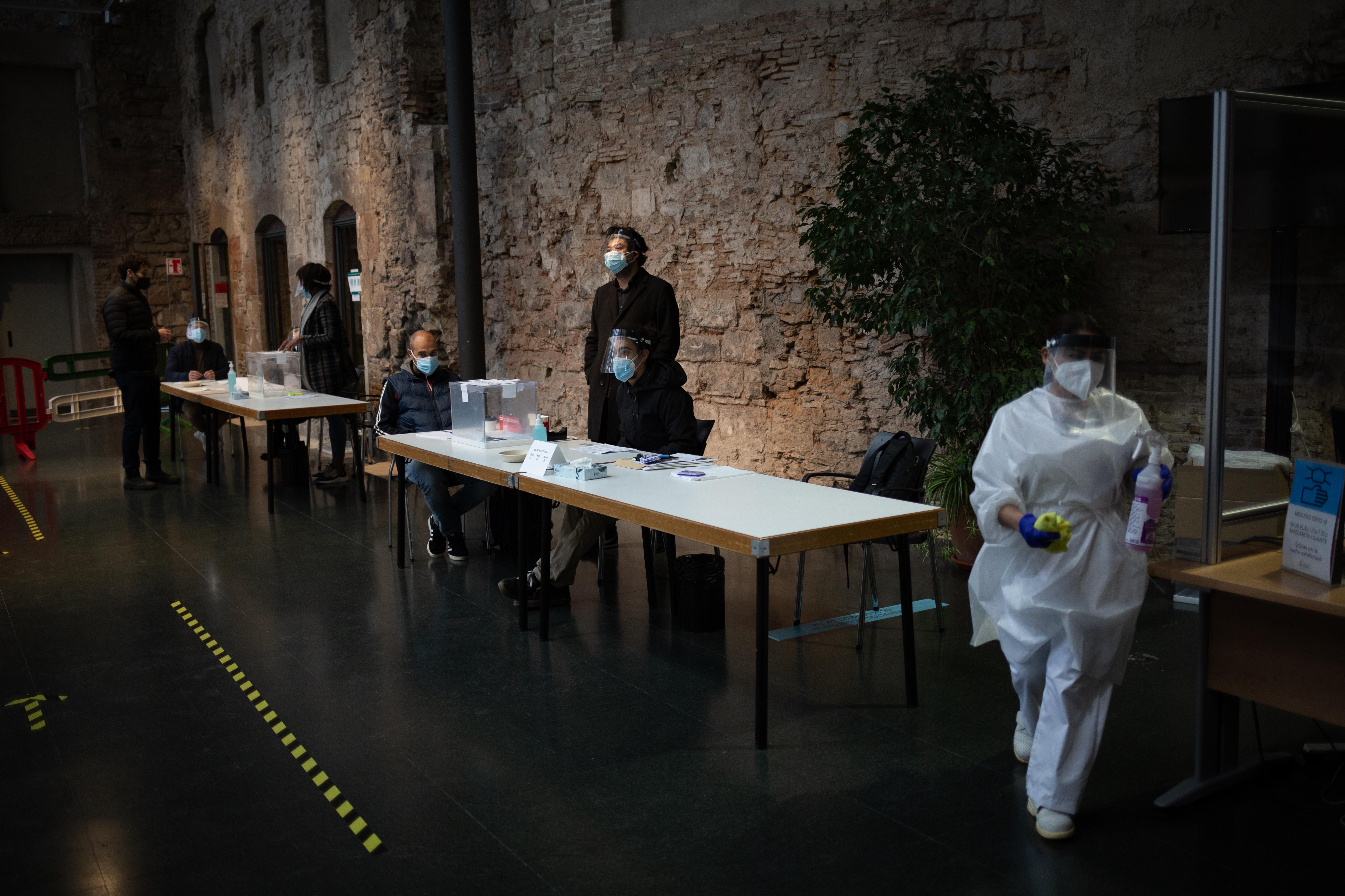 Una trabajadora de limpieza y desinfección en el colegio electoral Antic Convent St. Agustí en Barcelona