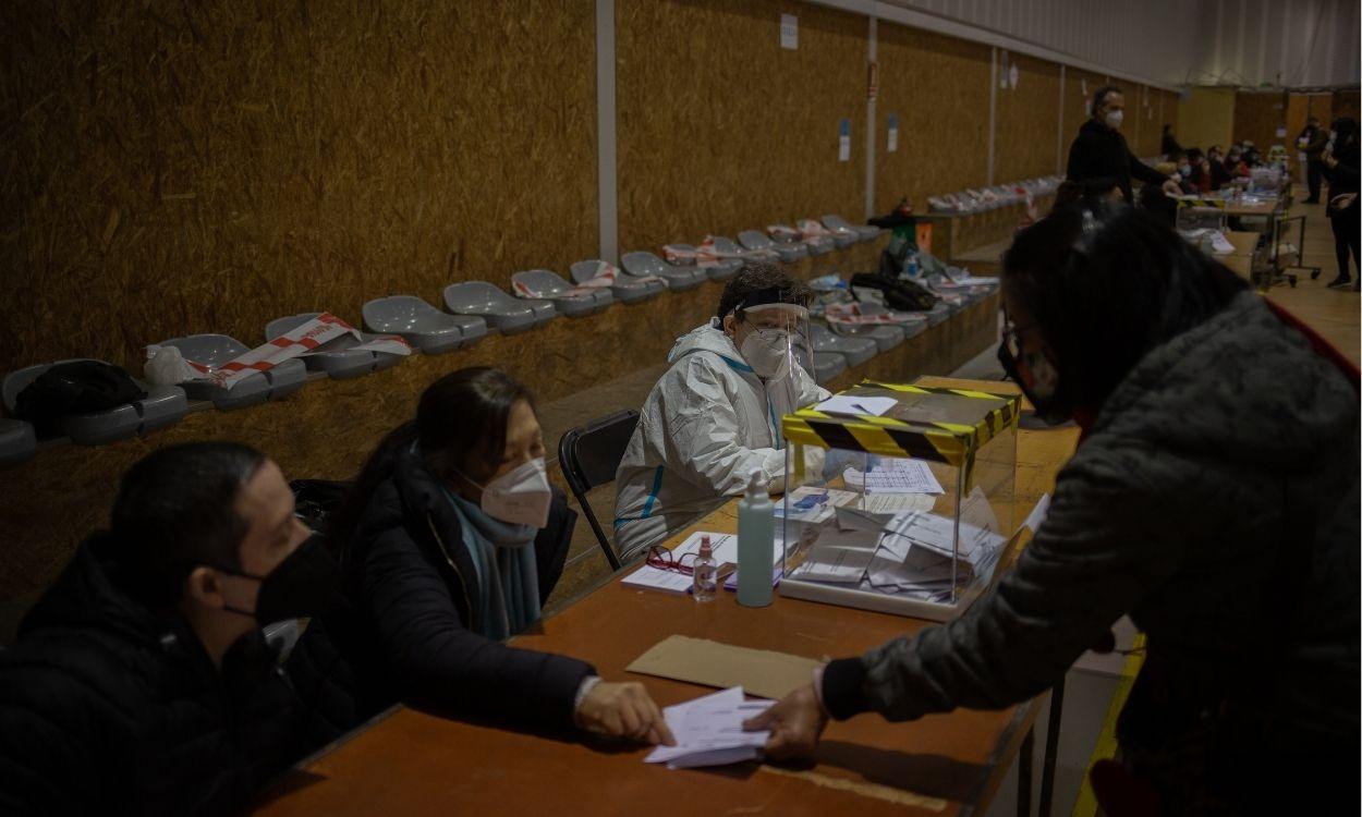 Un colegio electoral en plena votación. EP