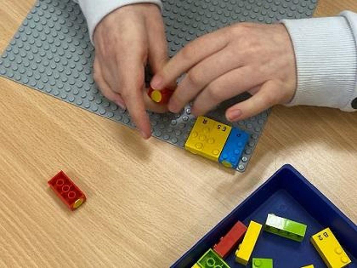 La ONCE distribuye ladrillos de LEGO con inscripciones en braille para escolares ciegos