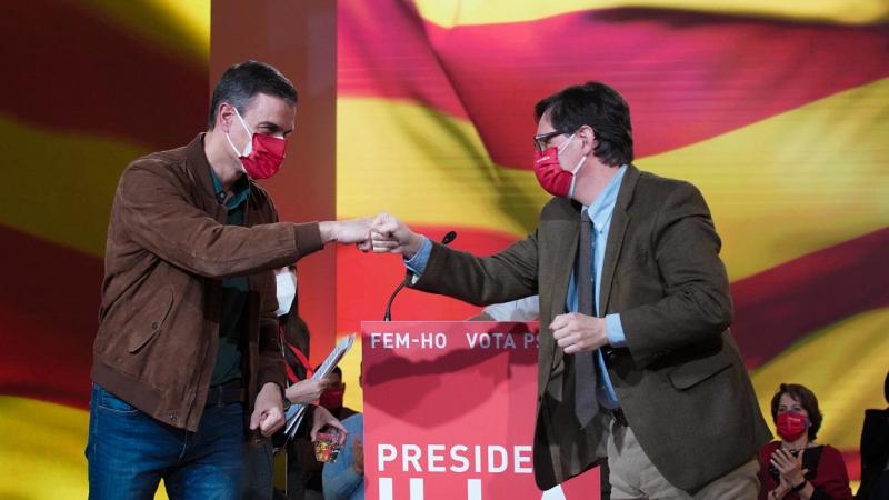 El presidente del Gobierno, Pedro Sánchez, y el candidato del PSC a la Generalitat de Cataluña, Salvador Illa. EP