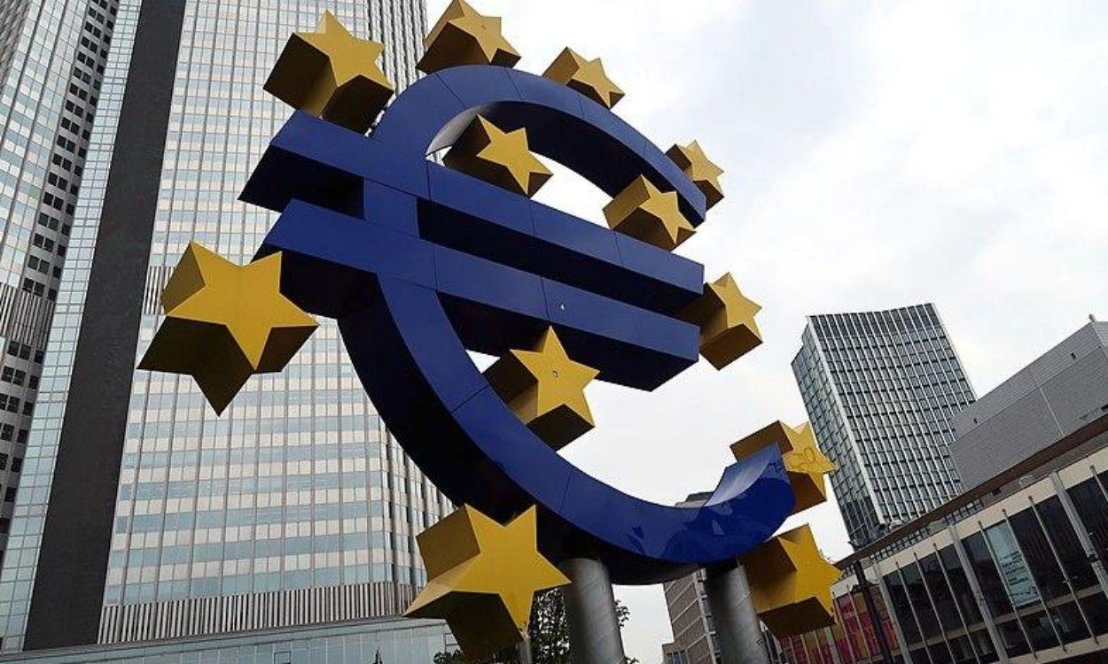 Escultura del Euro ante la sede del BCE en Frankfurt. Agencias