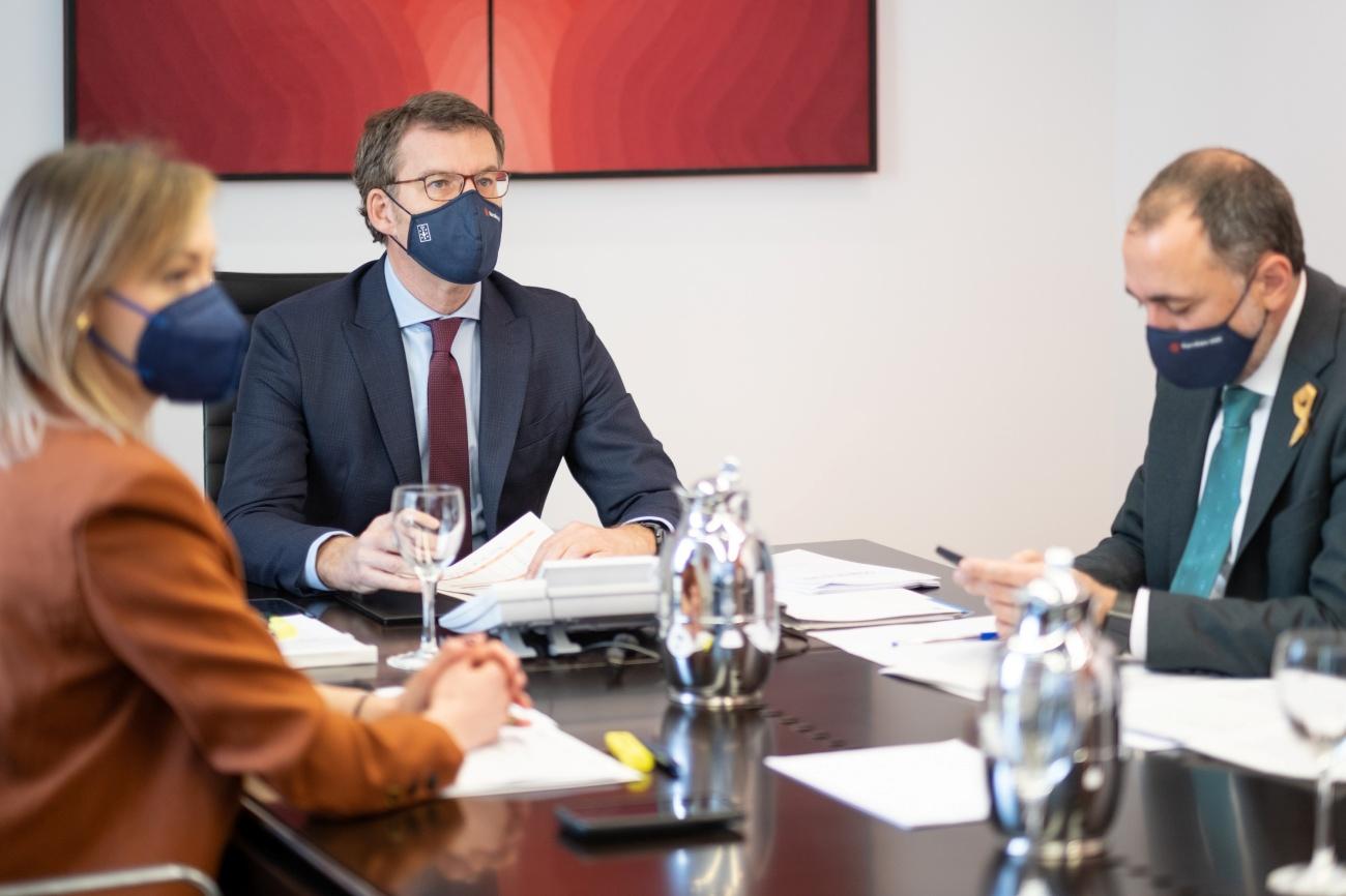 El presidente Xunta, en la reunión de hoy del Comité clínico con los conselleiros de Sanidade, Julio García Comesaña, y Política Social, Fabiola García (Foto: Europa Press).