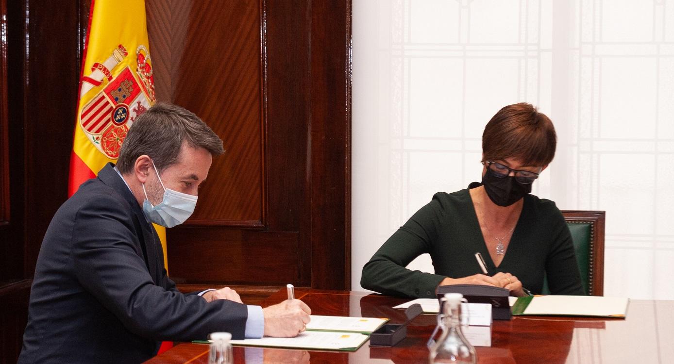 El consejero delegado de Repsol, Josu Jon Imaz, y la directora general de la Guardia Civil, María Gámez, firman el protocolo de colaboración