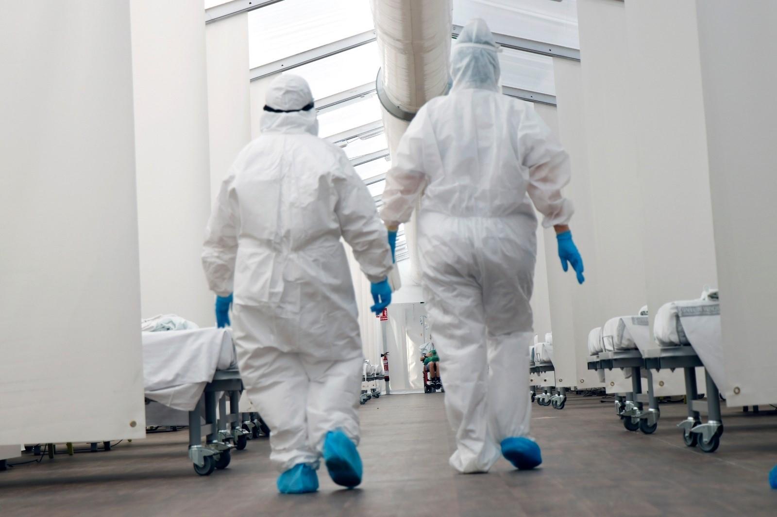 Imagen de archivo de dos trabajadores en un hospital de campaña de Valencia. Fuente: Europa Press.