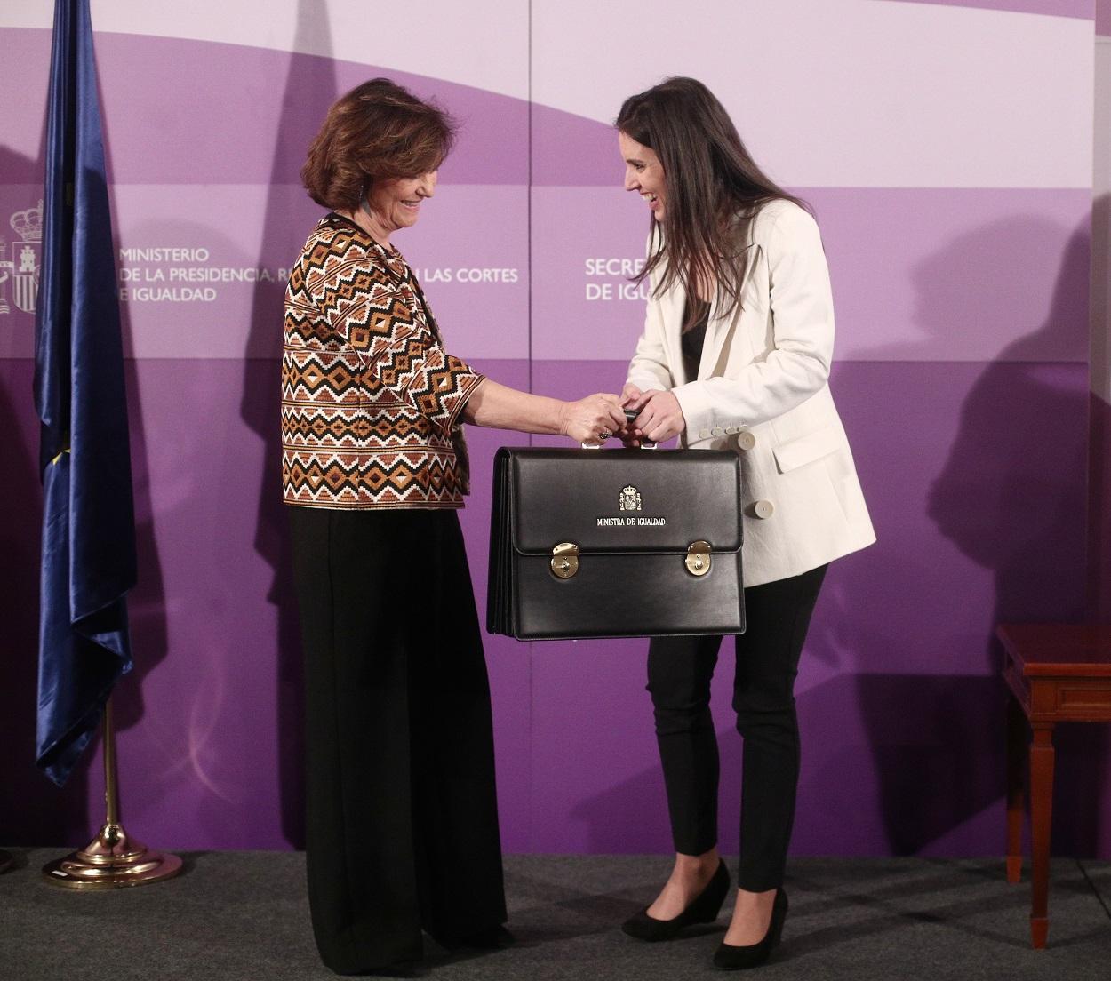 Carmen Calvo entrega la cartera de Igualdad a Irene Montero