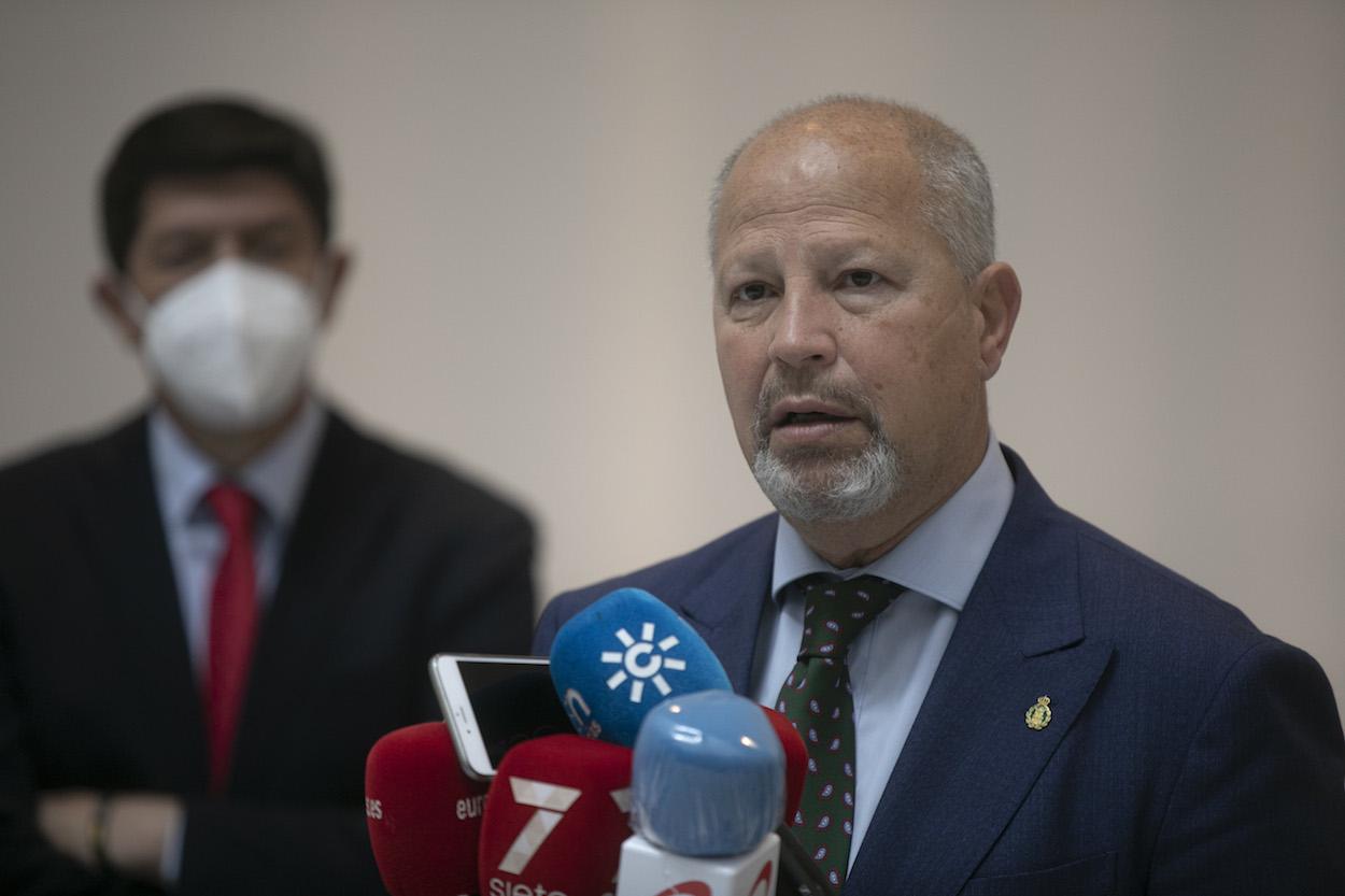 El consejero de Educación, Javier Imbroda, en rueda de prensa con el vicepresidente Juan Marín. MARÍA JOSÉ LÓPEZ EP