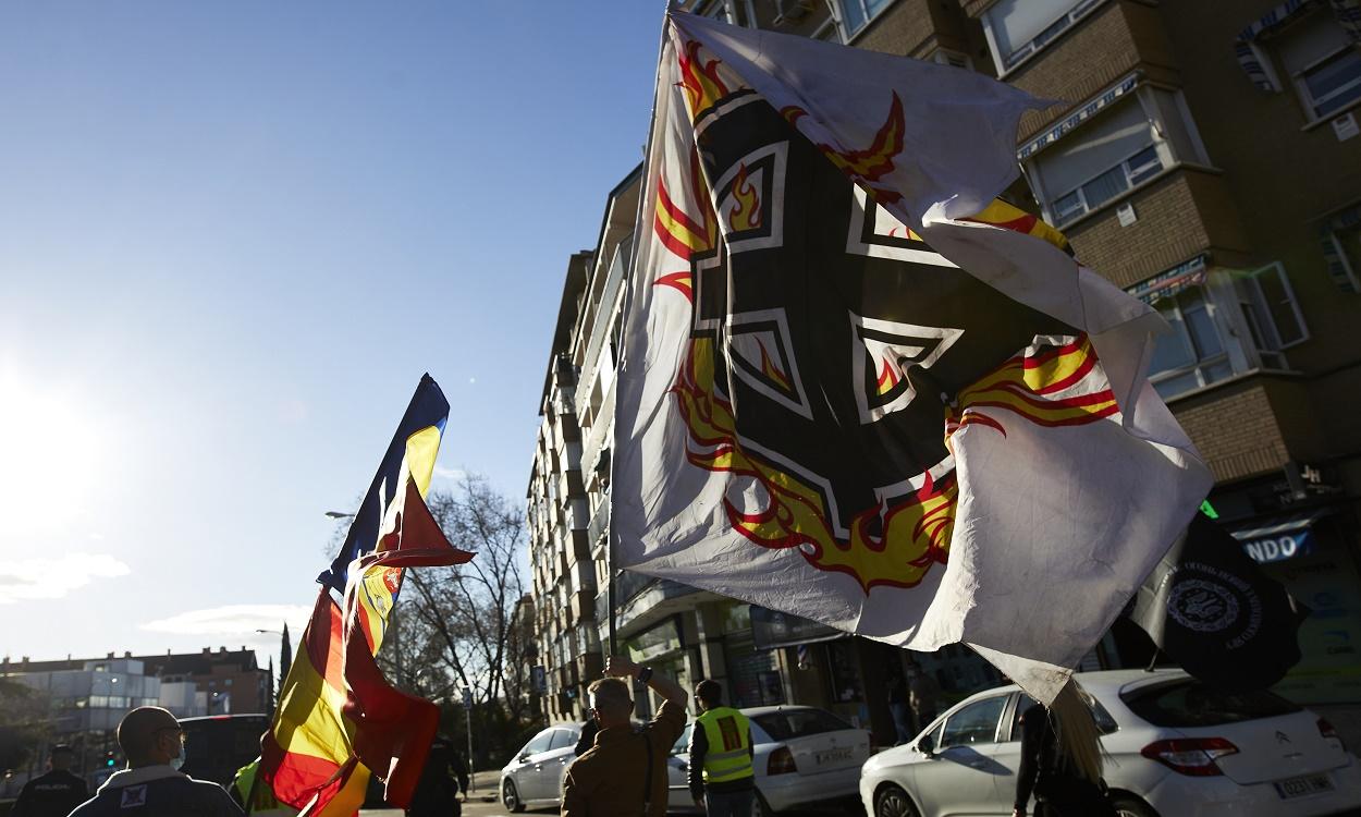 Varias personas participan en una marcha neonazi en el centro de Madrid. EP