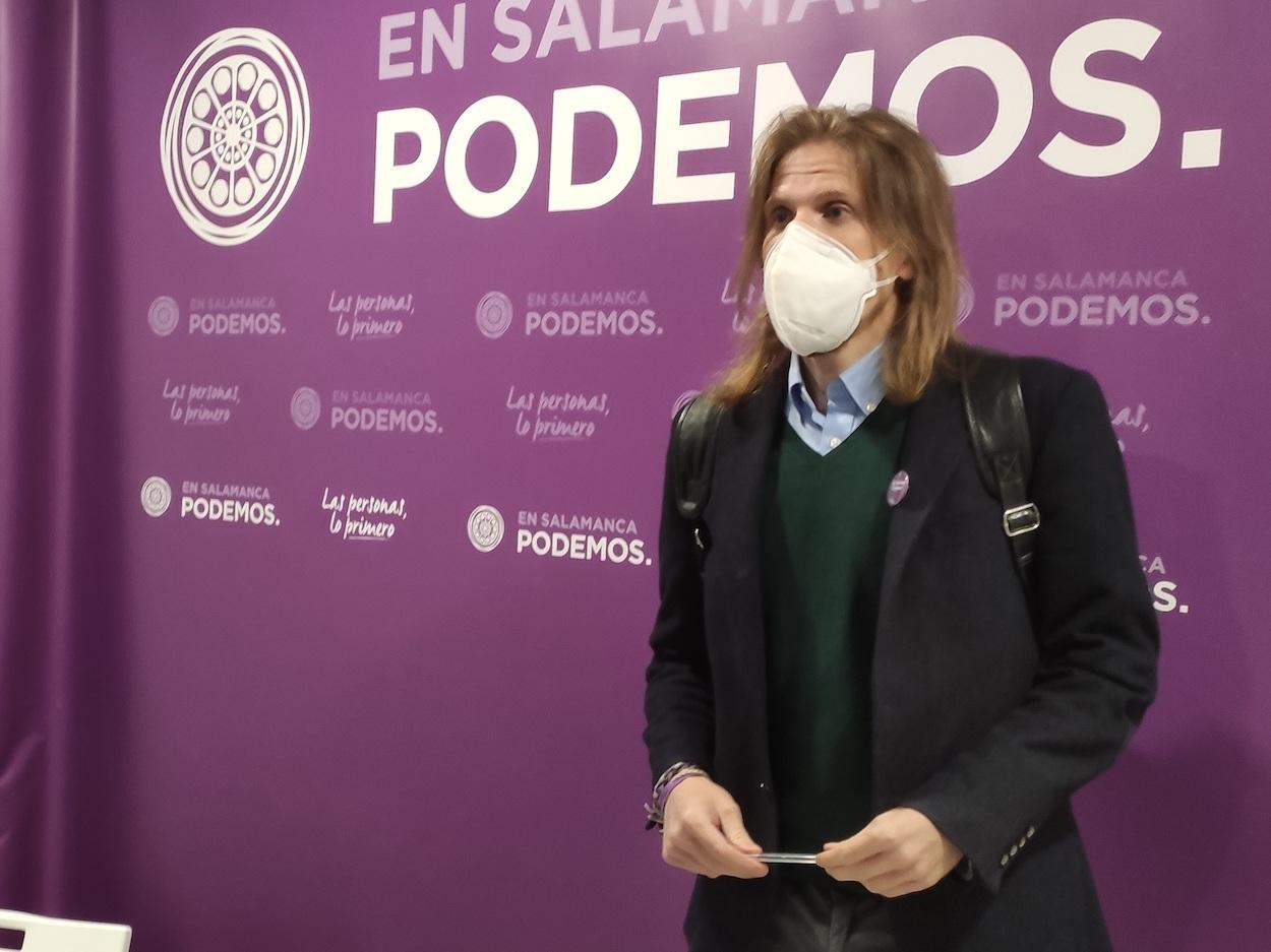 Pablo Fernández en la sede de Podemos de Salamanca