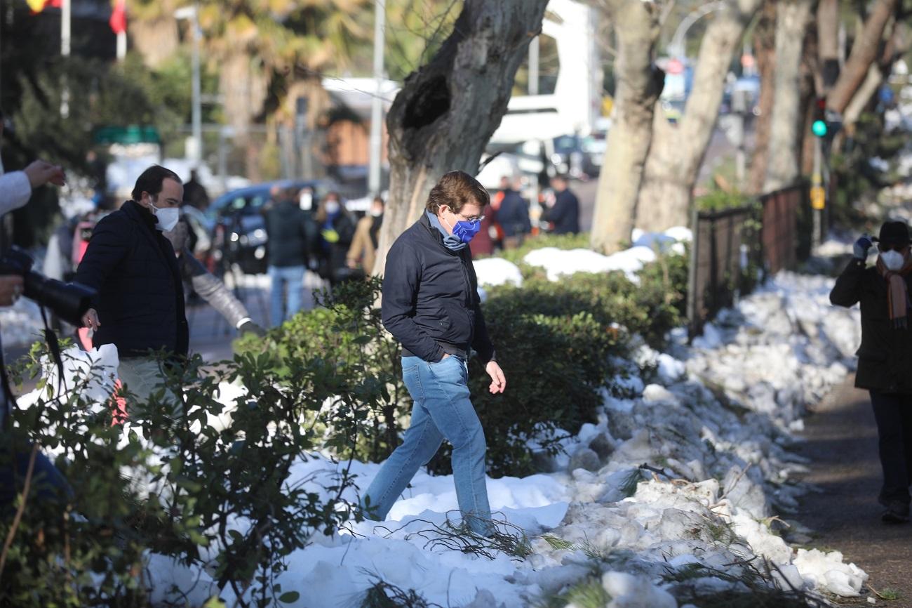 El alcalde de Madrid, José Luis Martínez-Almeida, caminando sobre la nieve acumulada tras el paso de Filomena. Fuente: Europa Press.