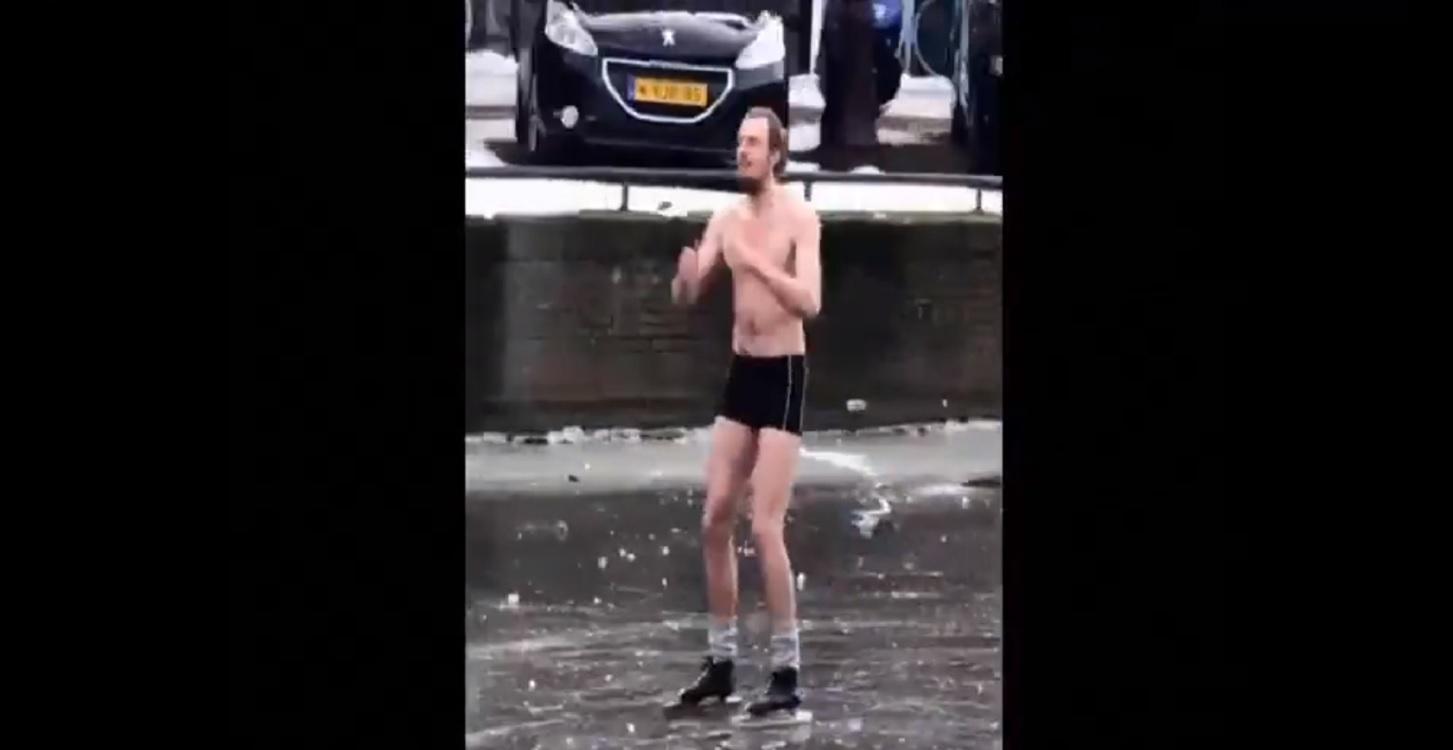 Un patinador cae a las aguas heladas de un canal en Amsterdam