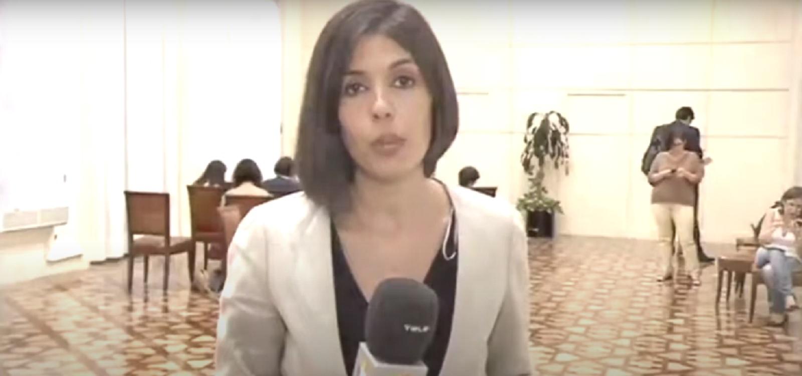 La periodista de Telemadrid María Martinez dando una noticia