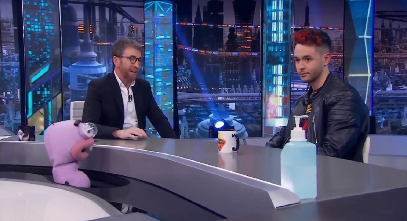 Pablo Motos junto al youtuber The Grefg en El hormiguero