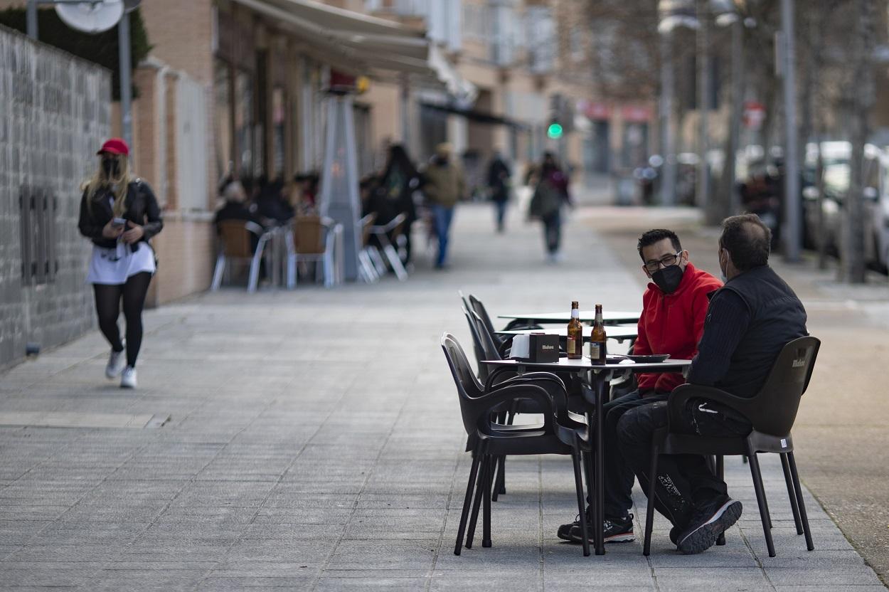 Varios comensales disfrutan en una terraza de un bar de Carabanchel, en Madrid. EP