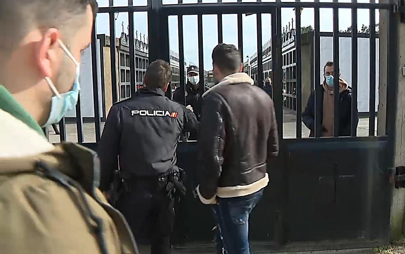 Captura de pantalla de la Televisión de Galicia de varios agentes de la Policía Nacional entrando en el cementerio de Castiñeiras.