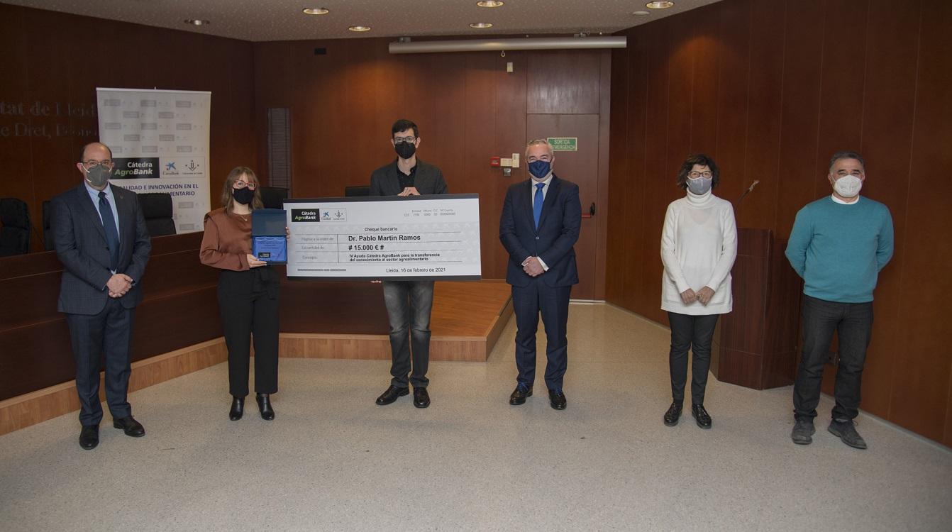 Irina Torres, ganadora a la mejor Tesis Doctoral de la Cátedra AgroBank, y Pablo Martín, ganador de la Convocatoria de ayudas para la transferencia del conocimiento al sector agroalimentario, recogen el premio junto a los representantes