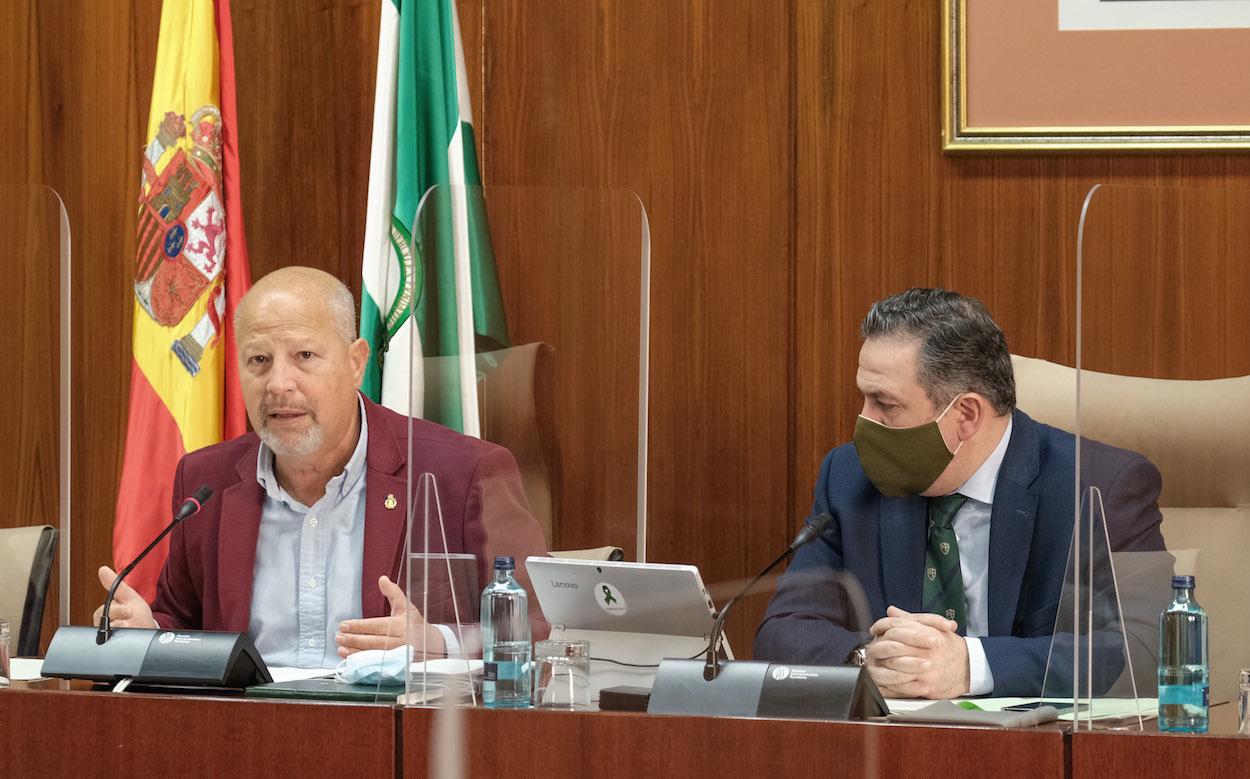 El consejero Javier Imbroda, junto al presidente de la Comisión de Educación, Francisco José Palacios.