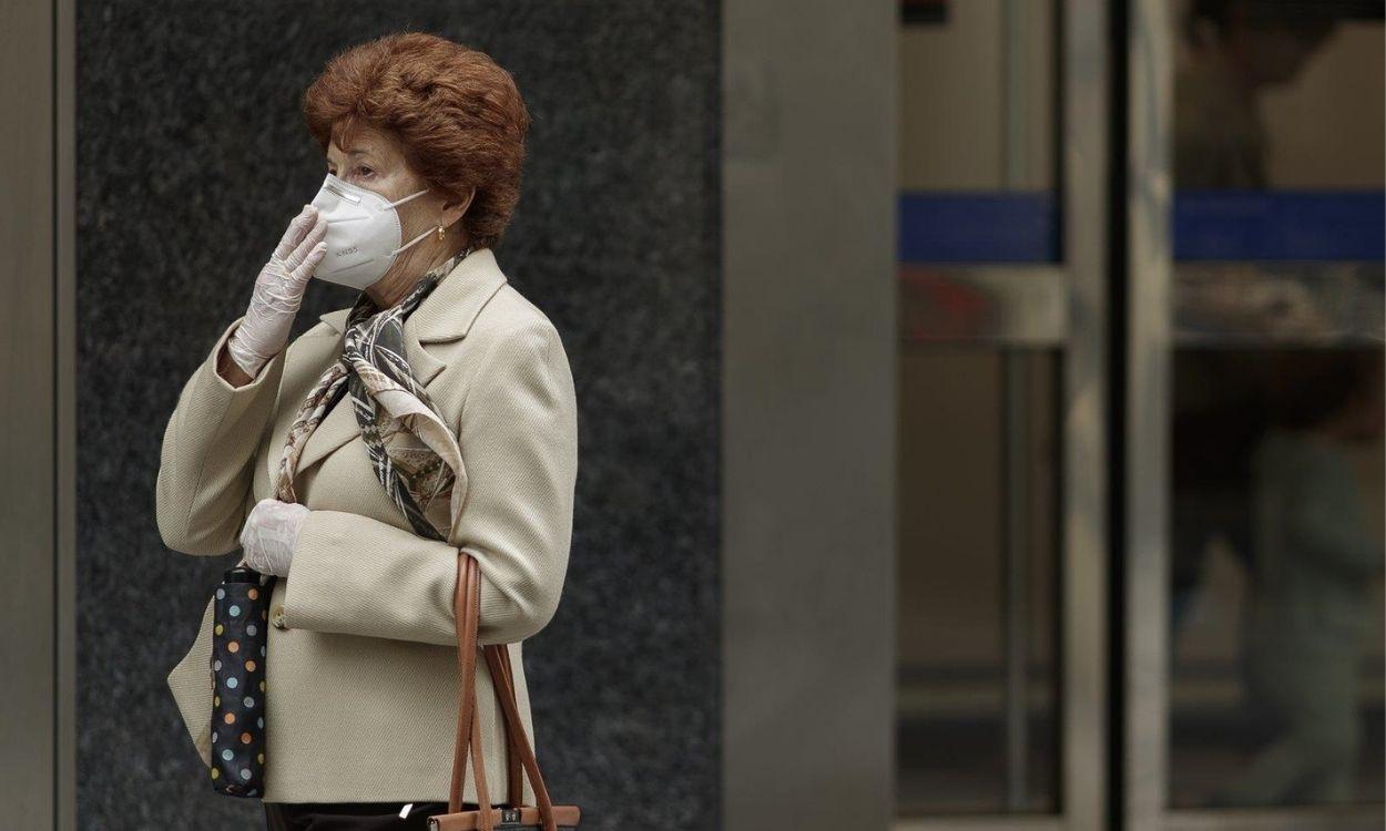 Una mujer utilizando una mascarilla FFP2. EP