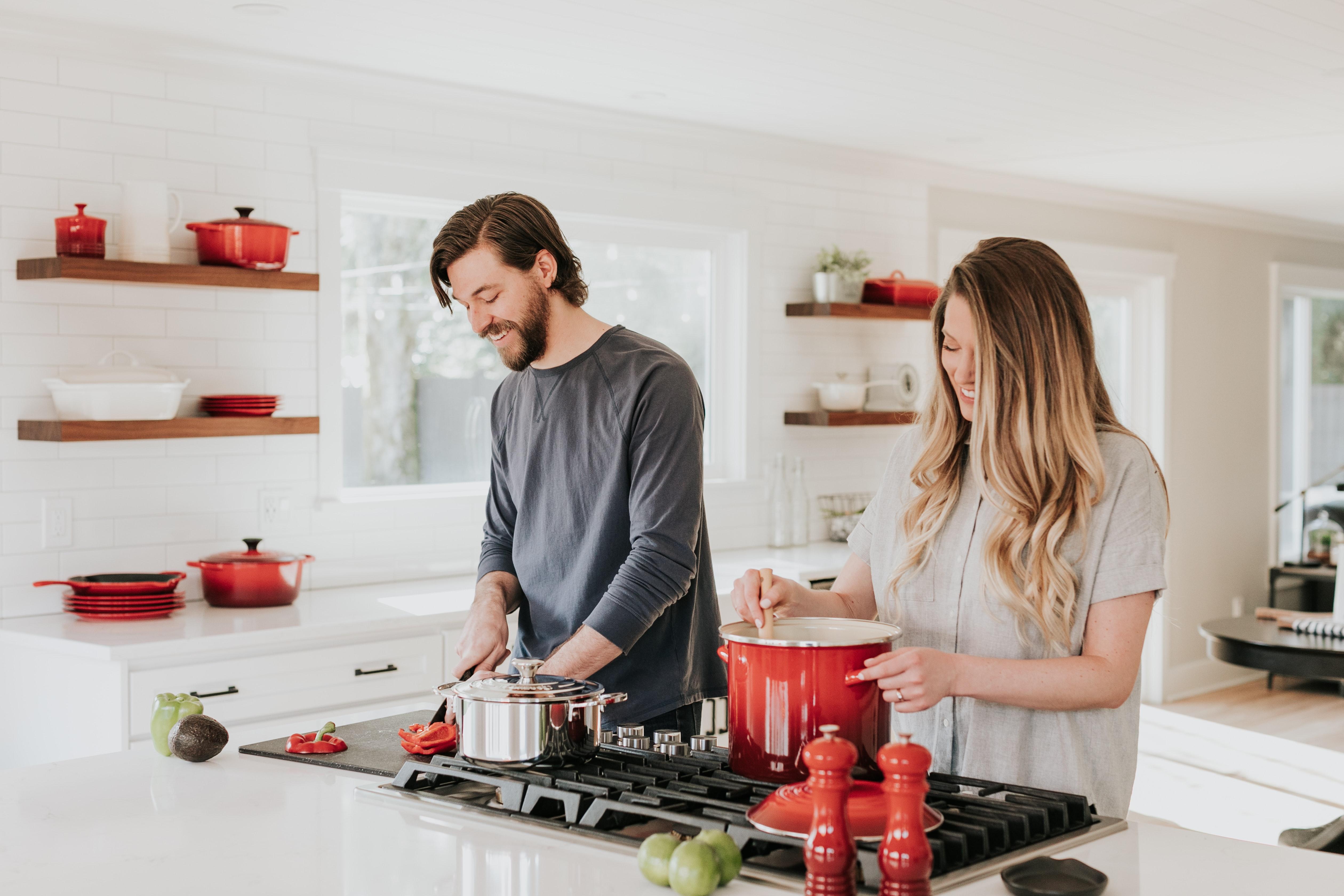 Dos jóvenes en la cocina. Unsplash