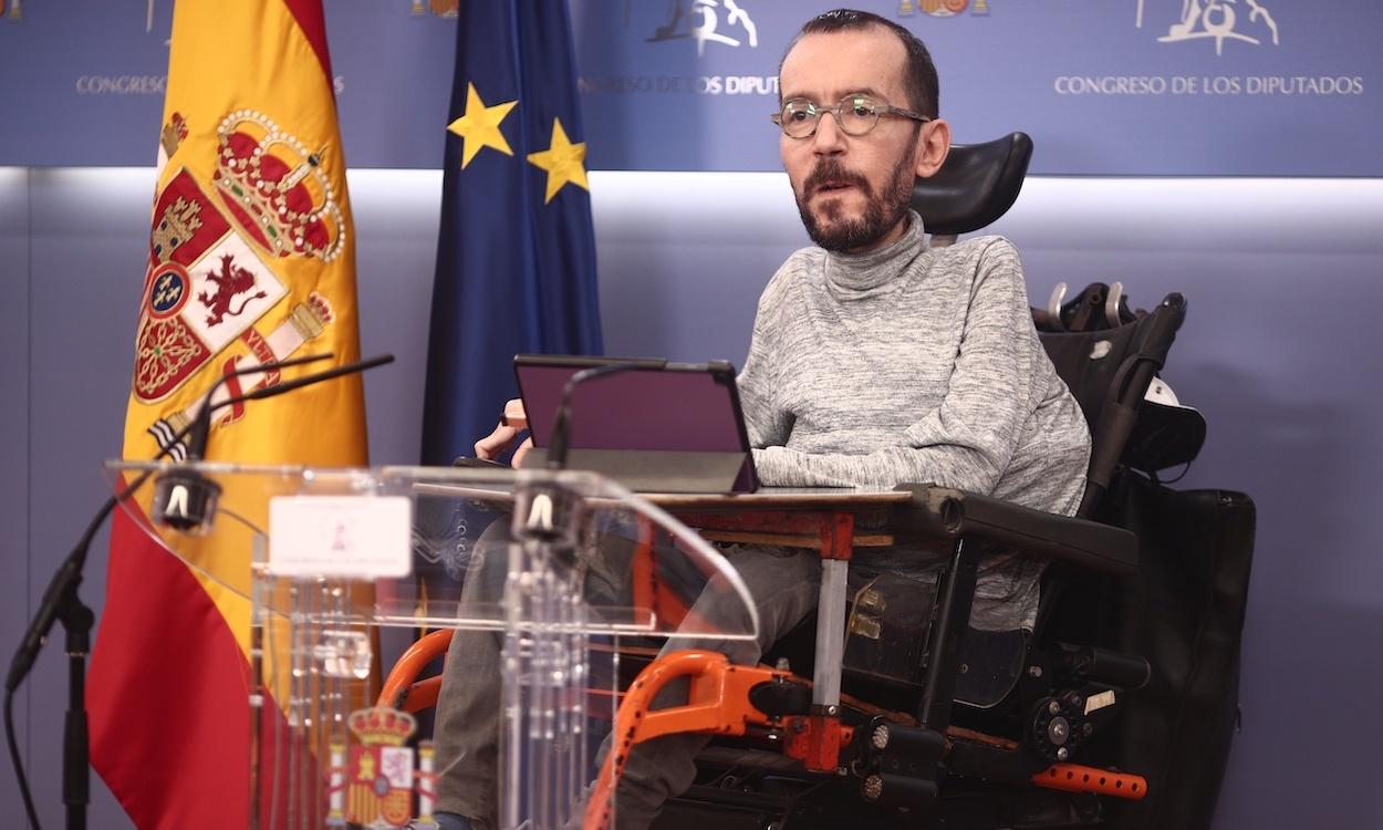 El portavoz parlamentario de Unidas Podemos, Pablo Echenique, interviene en una rueda de prensa convocada en el Congreso de los Diputados