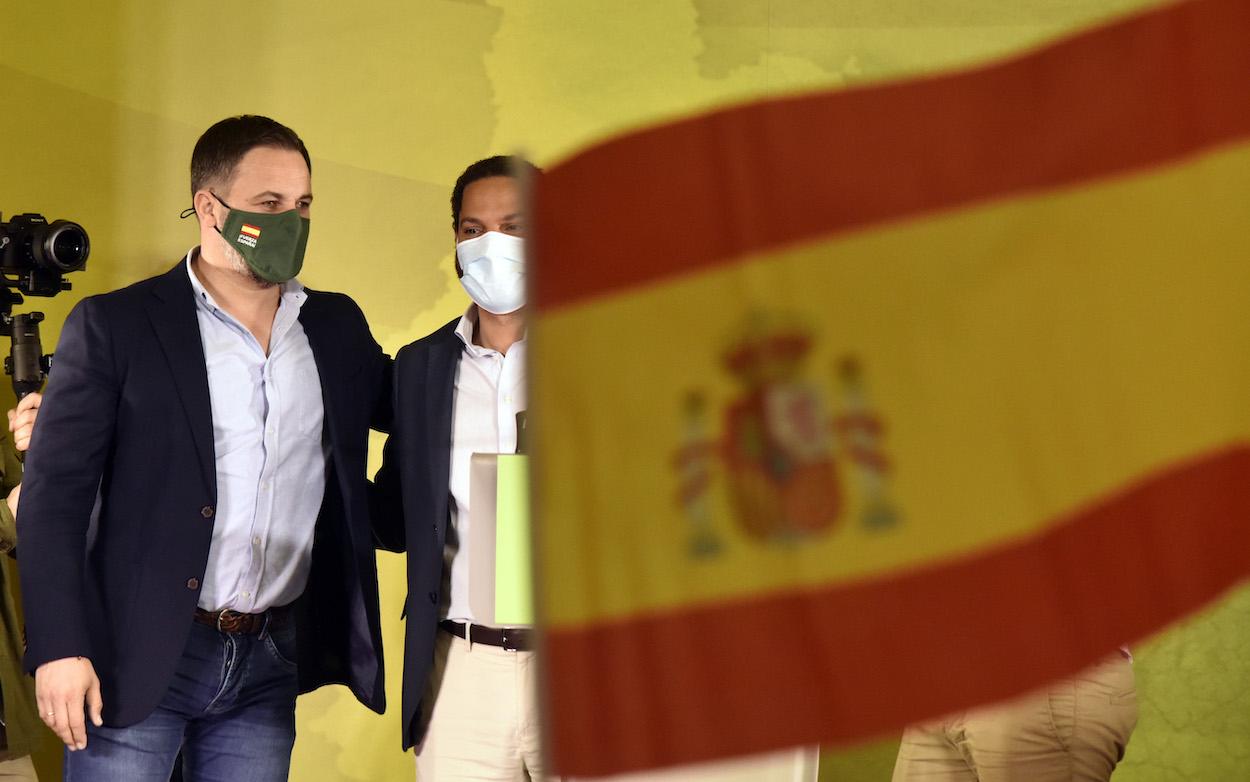 El líder de Vox, Santiago Abascal (i), y el candidato de Vox a la presidencia de la Generalitat, Ignacio Garriga, en la sede de su partido