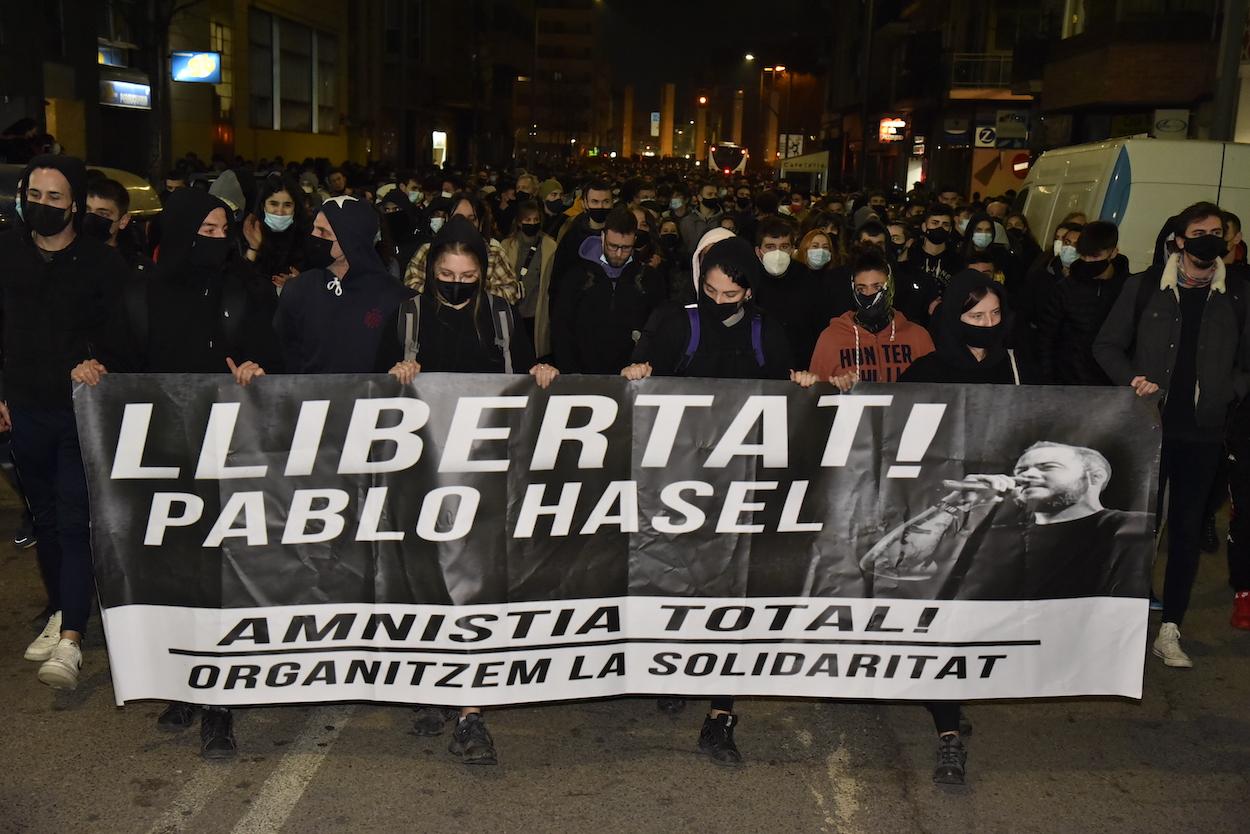Varias personas sujetan una pancarta en la que se lee llibertat Pablo Hasel