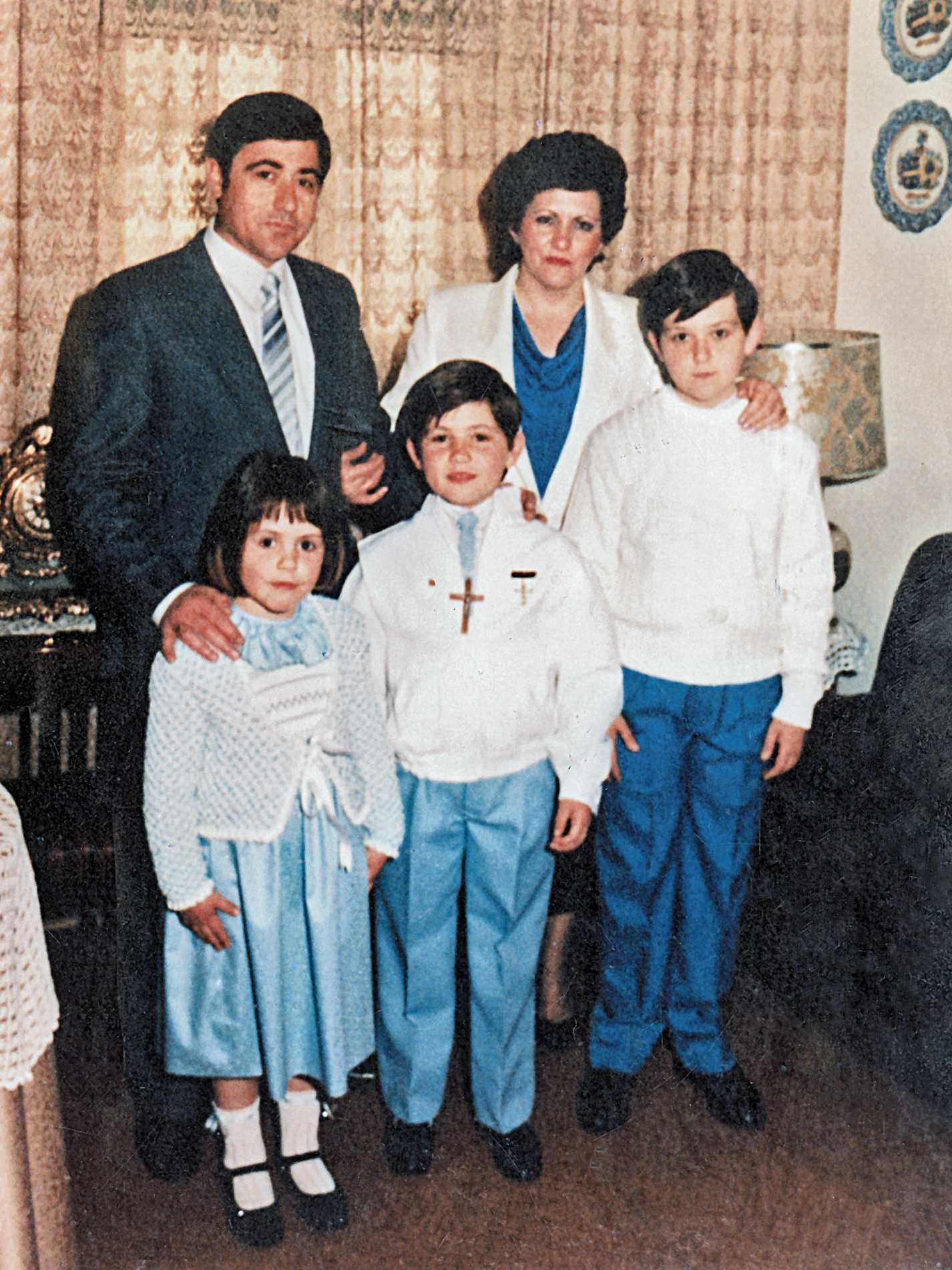 La familia Pino al completo en el día de la Primera Comunión de Víctor. La foto forma parte del archivo familiar de la familia
