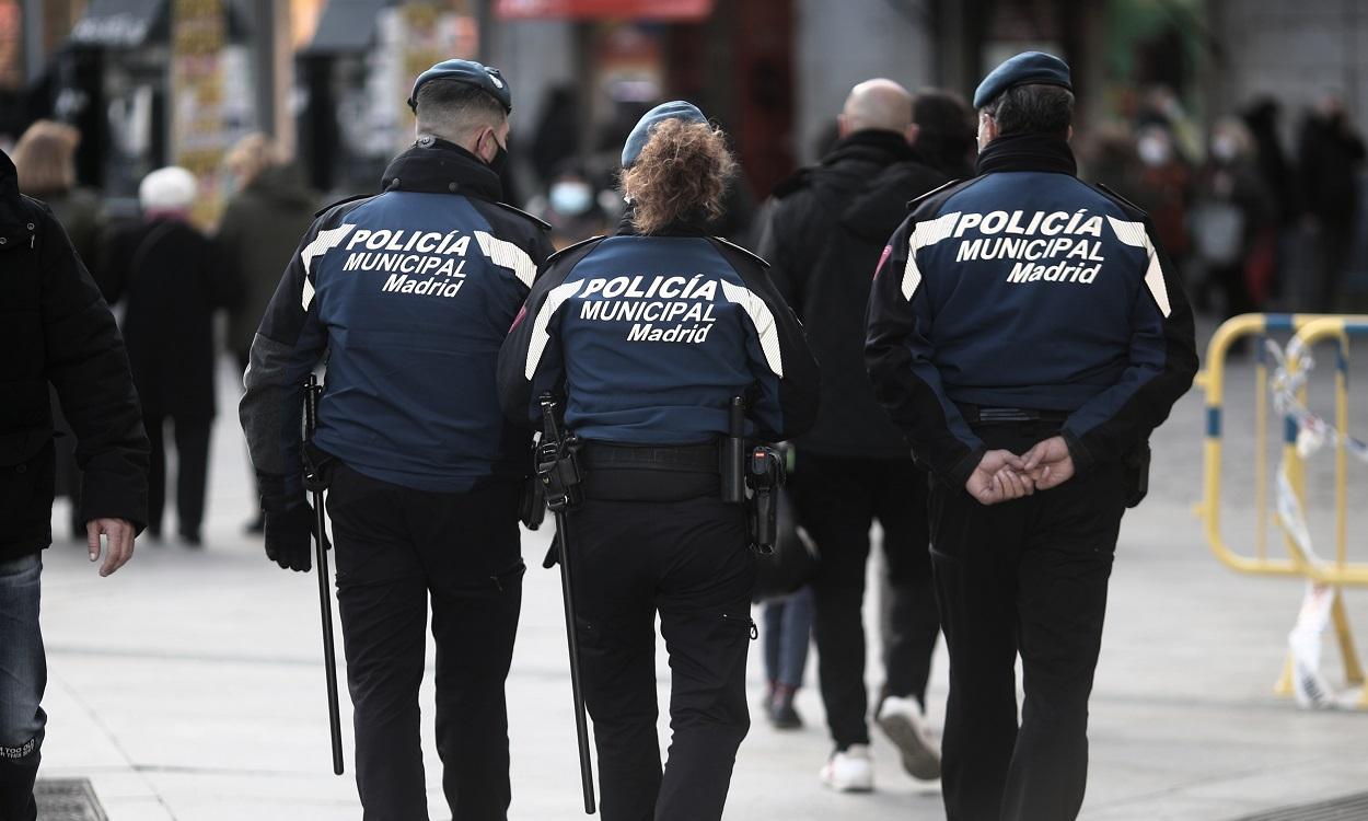 Tres policías municipales caminan por la Puerta del Sol. EP