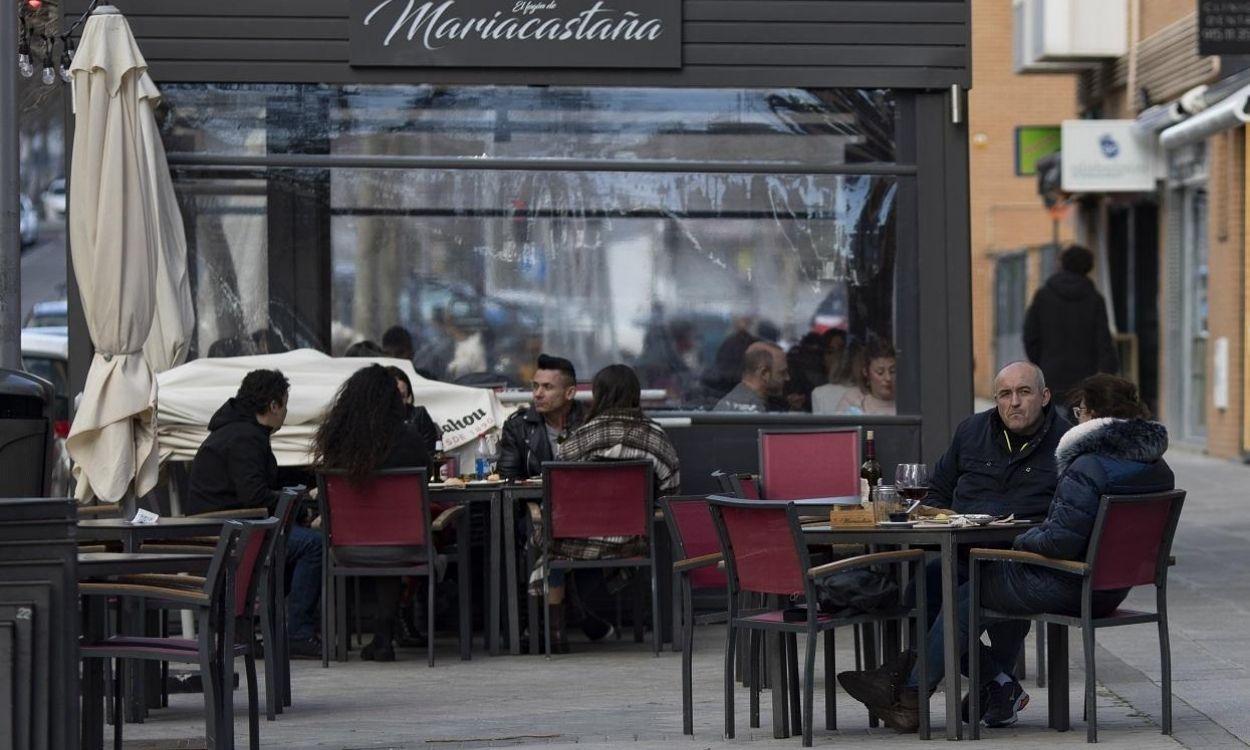 Varios grupos de comensales en una terraza en Carabanchel, Madrid. Europa Press.