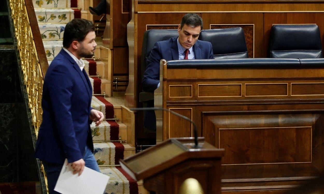 El portavoz de ERC en el Congreso, Gabriel Rufián, con el presidente del Gobierno de fondo. Europa Press.