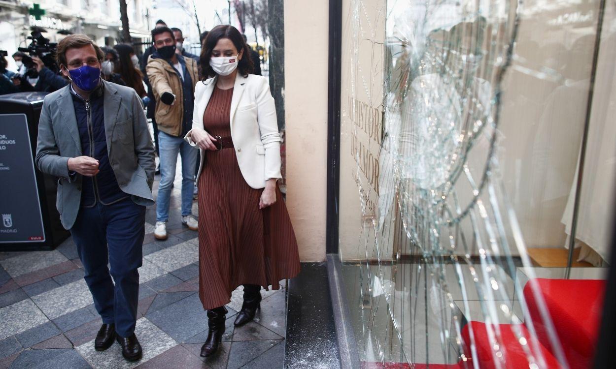 Isabel Díaz Ayuso y José Luis Martínez Almeida en el escenario de los disturbios por Pablo Hasél. EP