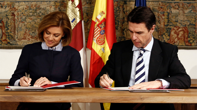 María Dolores de Cospedal y José Manuel Soria firman el protocolo