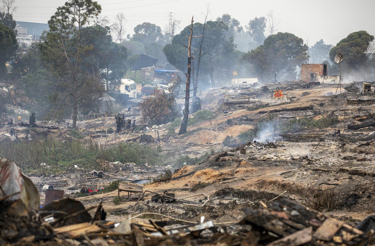 Estado en que ha quedado el asentamiento de Palos después incendio de esta madrugada. A. PÉREZ/EP