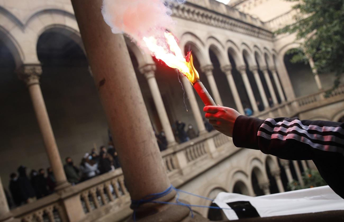 Acción de los manifestantes del SEPC en el interior del edificio histórico de la UB, en Barcelona, contra el encarcelamiento del rapero Pablo Hasel. Fuente: Europa Press.