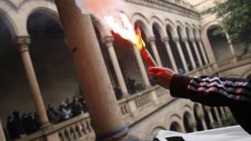 Acción de los manifestantes del SEPC en el interior del edificio histórico de la UB, en Barcelona, contra el encarcelamiento del rapero Pablo Hasel. Fuente: Europa Press.